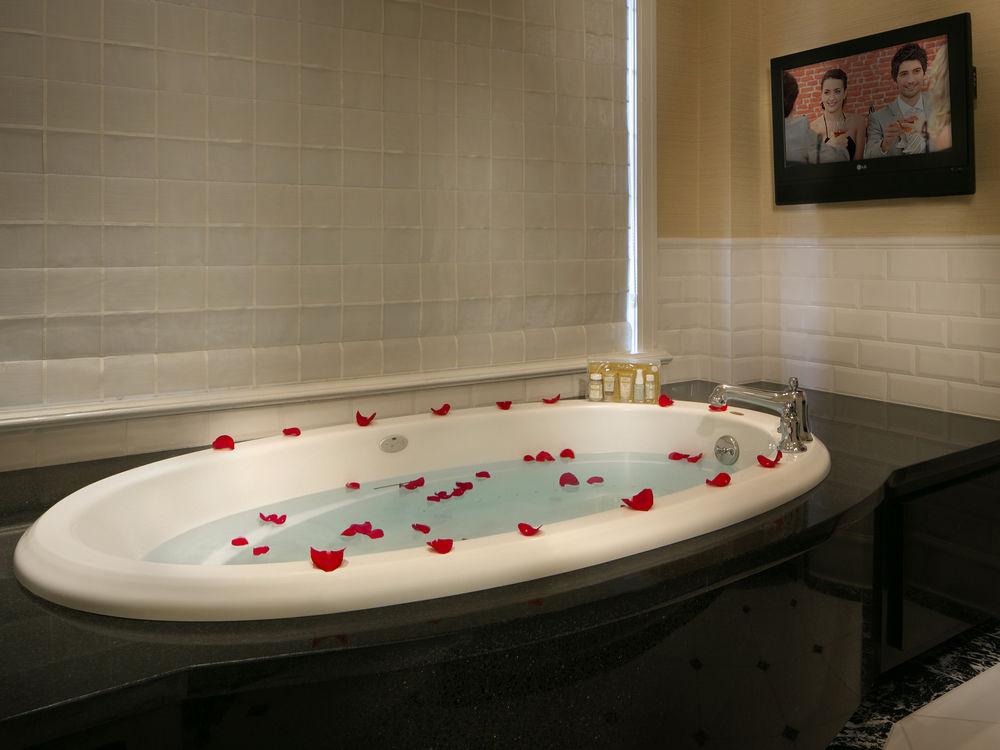 The Raphael Hotel, Autograph Collection 4*